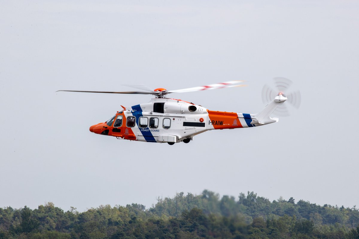 Kustwacht_nl's tweet photo. De nieuwe helikopter van de Kustwacht is geland op Den Helder Airport. De kustwachthelikopter is tijdelijk in Den Helder voor keuringen en checks. De tweede wordt nu gebouwd en getest in Italië. Vanaf november worden ze operationeel ingezet.
#kustwacht #bristowgroup https://t.co/mRWRTDFylA