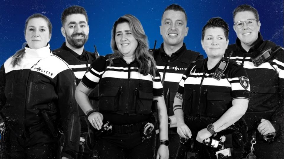 Politie's tweet image. Vandaag start de nieuwe politieserie Blauwe koppels. Hierin worden drie politiekoppels gevolgd die meer van elkaar zijn dan alleen collega’s. Waar lopen ze tijdens het werk tegenaan? Je ziet het elke donderdag om 16.00 uur op @politie op YouTube. youtu.be/uR8JsyiqUos