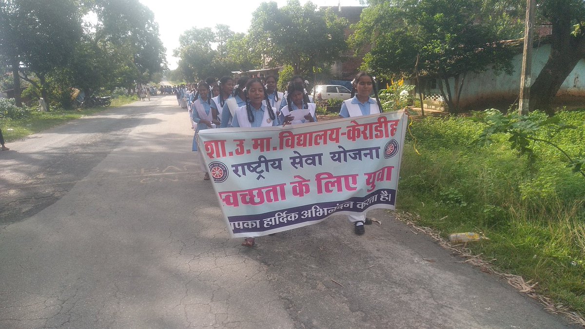 VIRENDRASAI1's tweet photo. 8 सितंबर, विश्व साक्षरता दिवस के अवसर पर ग्राम केराडीह में राष्ट्रीय सेवा योजना शा उ मा वि केराडीह के बैनरतले स्वयंसेवक विद्यार्थियों एवं शिक्षक, शिक्षिकाओं द्वारा साक्षरता रैली का आयोजन।
@rd_nss 
@ChhattisgarhCMO @nss_to @nssjashpur 
@askabir_ 
@NssrdB 
@Nss_ssgi 
@PMOIndia https://t.co/PZoj3FZqwu