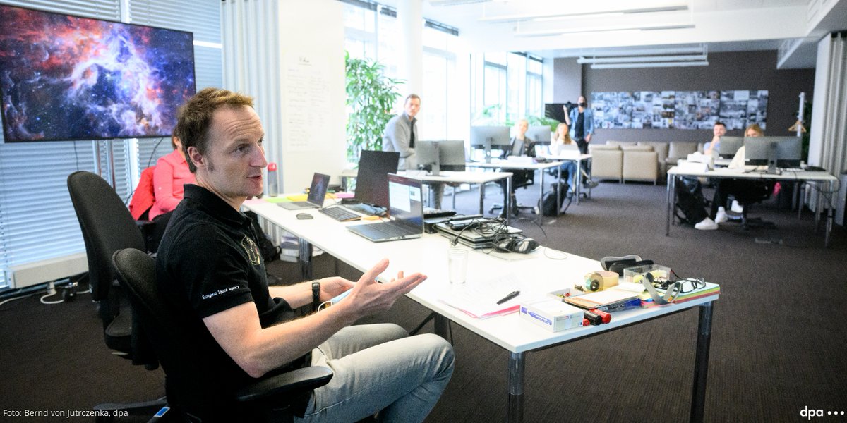dpa_Volontariat's tweet photo. Galaktischer Besuch bei den #dpaVolo​s: @esa-Astronaut @astro_matthias plauderte mit den neuen Volos im @dpa-Newsroom über Stress auf der @Space_Station, ambivalente Erfahrungen mit Schwerelosigkeit und manchmal nervige Weltraumtouristen. Sehr spannend! https://t.co/yWAOOthQ6J