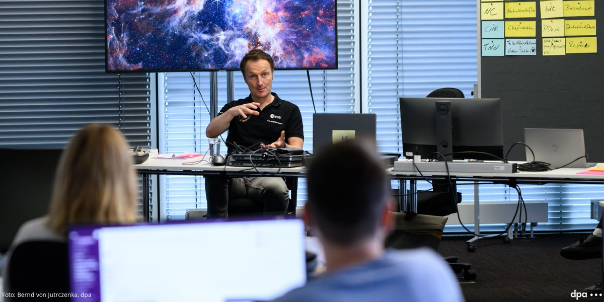 dpa_Volontariat's tweet photo. Galaktischer Besuch bei den #dpaVolo​s: @esa-Astronaut @astro_matthias plauderte mit den neuen Volos im @dpa-Newsroom über Stress auf der @Space_Station, ambivalente Erfahrungen mit Schwerelosigkeit und manchmal nervige Weltraumtouristen. Sehr spannend! https://t.co/yWAOOthQ6J