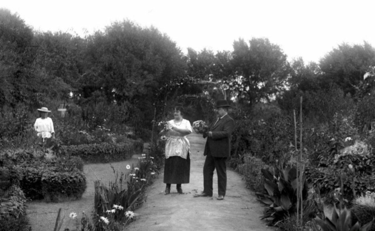 ProyectoTuja's tweet photo. Hoy es el parque Bolívar, en Tarija. Pero hubo un tiempo en que era el jardín de la familia Navajas.

Foto: Gobernación Tarija https://t.co/V5S0vsBSSo