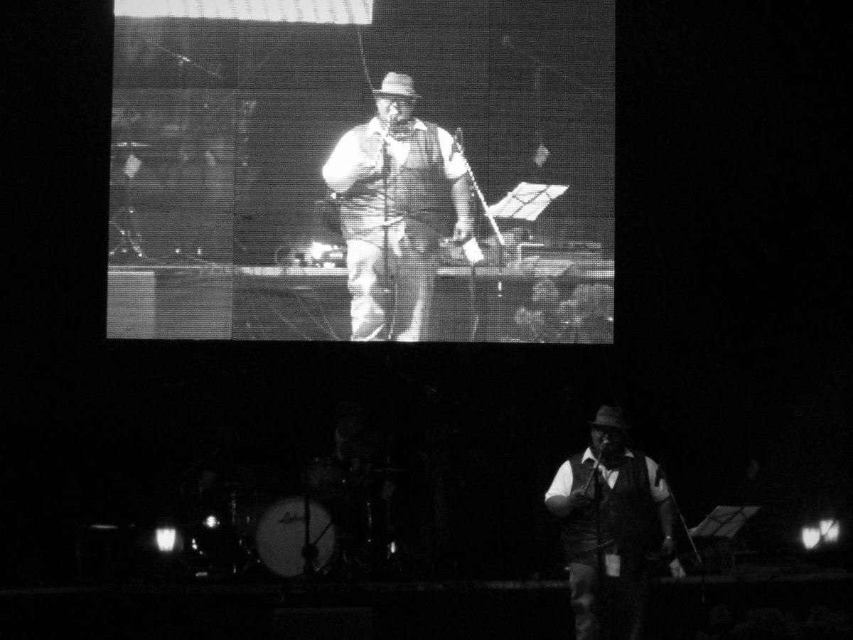 Espejoscopio's tweet photo. Hace algunos años para estas fechas, los @CharutoForaBand nos presentábamos en el programa de #FiestasPatrias en Dolores Hidalgo, Gto. CIN. Allá donde se dio el grito. Tocamos repertorio de jazz mexicano… excelente noche y el público muy entregado! Literal, apantallamos.
#Jazz https://t.co/cFASq4e33p