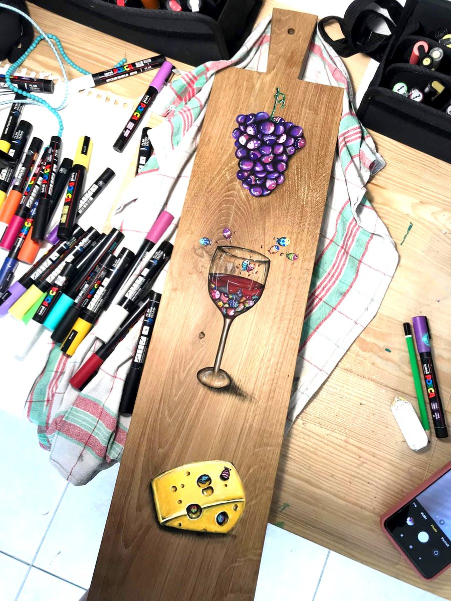 maluzelle's tweet photo. Et toi, tu dessinerais quoi sur ta planche apéro ? 😁🍷🍇🧀
@POSCA_Coloring #jeudiphoto #posca #art #artist #ArtOfTheDay #Apero https://t.co/4dP7my0Qly