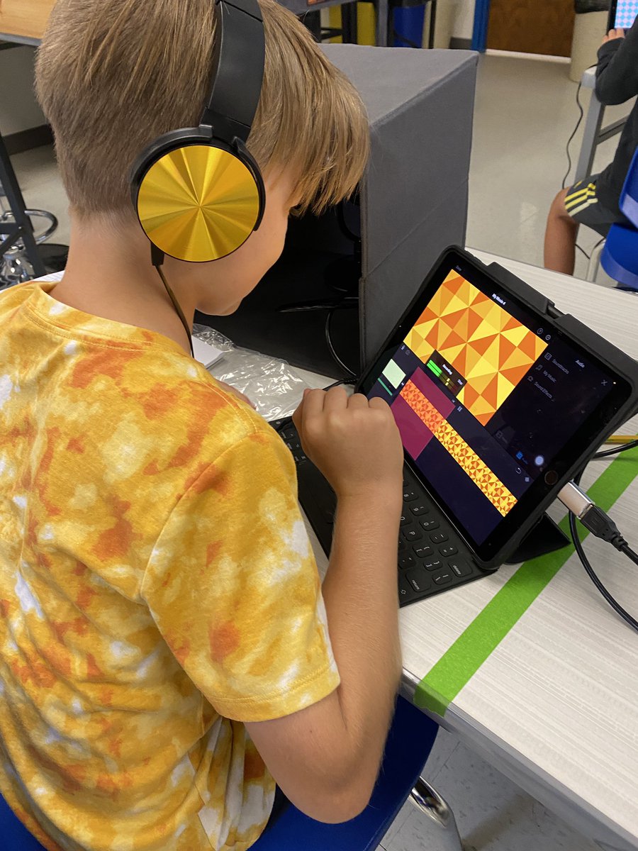 EmmettMichele's tweet photo. Great work 5th grade! Instant challenge creating a podcast about 5 pictures. Very creative stories! @Donald_ES #donaldstem #lisdgt https://t.co/pE08pmWz6Q