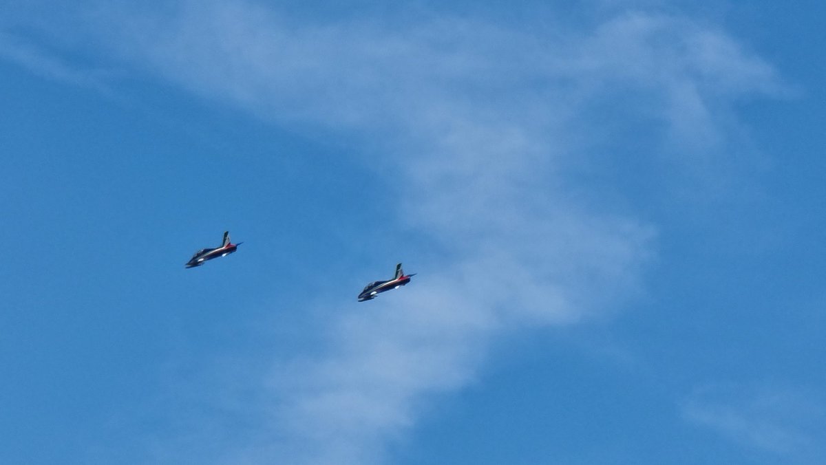 Godsent072011's tweet photo. Ma cosa diavolo sta succedendo sui cieli di #milano est ? Continua a volare in circolo sopra la zona di Linate un aereo bianco e continuano a passare coppie di aerei caccia.
Adesso lo stanno scortando in direzione delle alpi a nord di Milano https://t.co/DjykfZTo9O