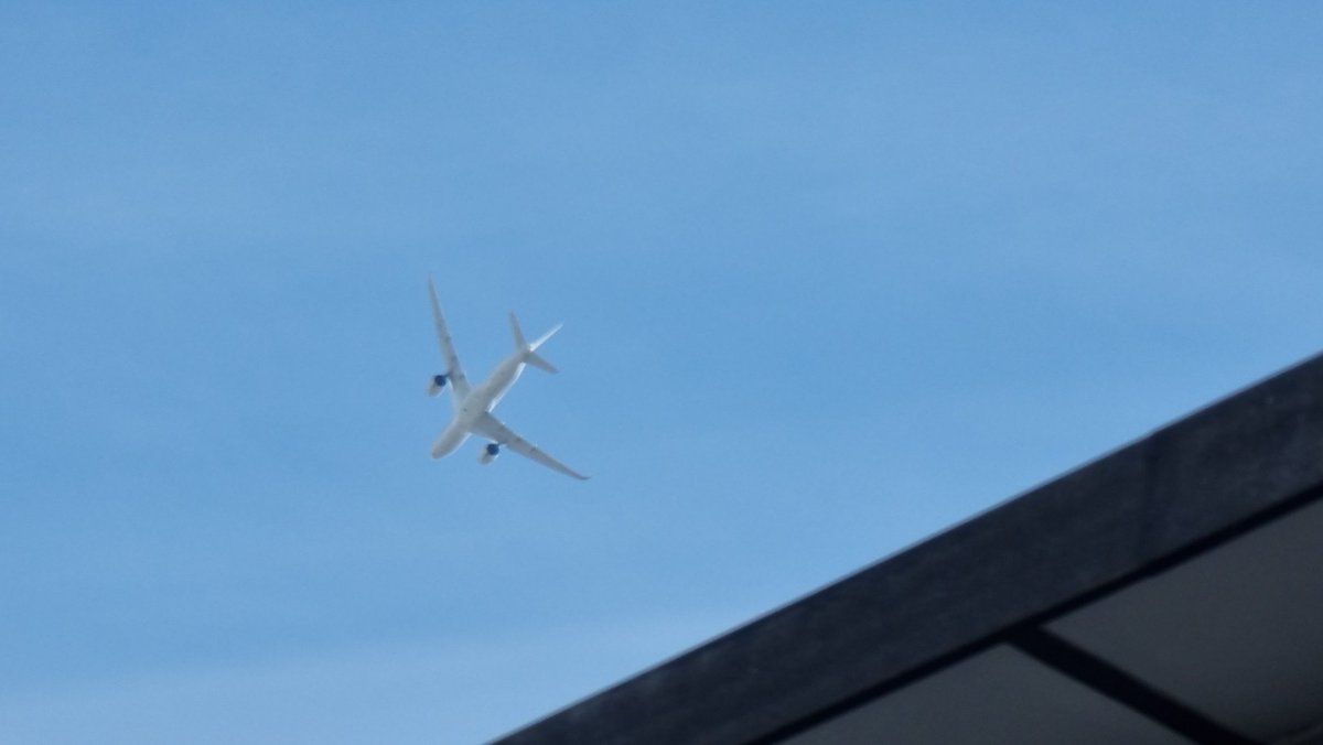 Godsent072011's tweet photo. Ma cosa diavolo sta succedendo sui cieli di #milano est ? Continua a volare in circolo sopra la zona di Linate un aereo bianco e continuano a passare coppie di aerei caccia.
Adesso lo stanno scortando in direzione delle alpi a nord di Milano https://t.co/DjykfZTo9O