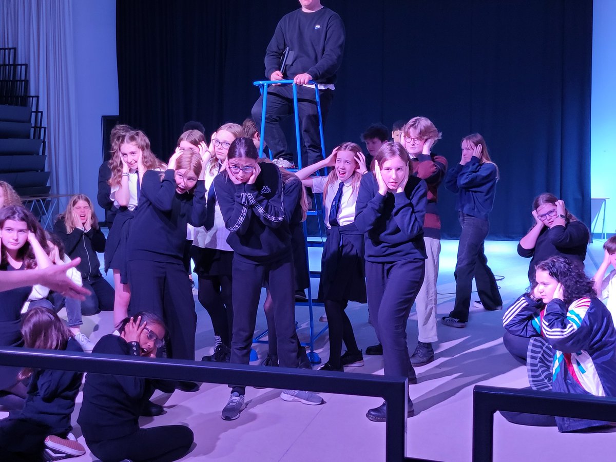 SchoolShowPHS tweet media