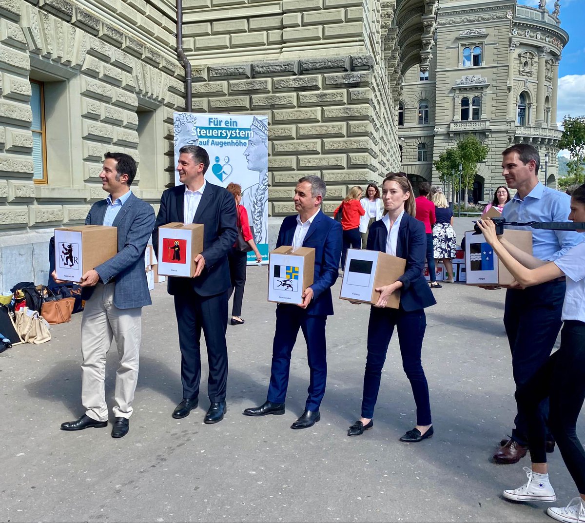 FDP_Liberalen's tweet photo. Geschafft!💪 Mit 112'679 gültigen Unterschriften wurde heute die Initiative für die #Individualbesteuerung durch die @FDPFrauenCH  eingereicht. Dieser grossartige Erfolg ist ein wichtiger Meilenstein auf dem Weg zu einer besseren Vereinbarkeit von Beruf und Familie. https://t.co/aWUOqUw3Kk