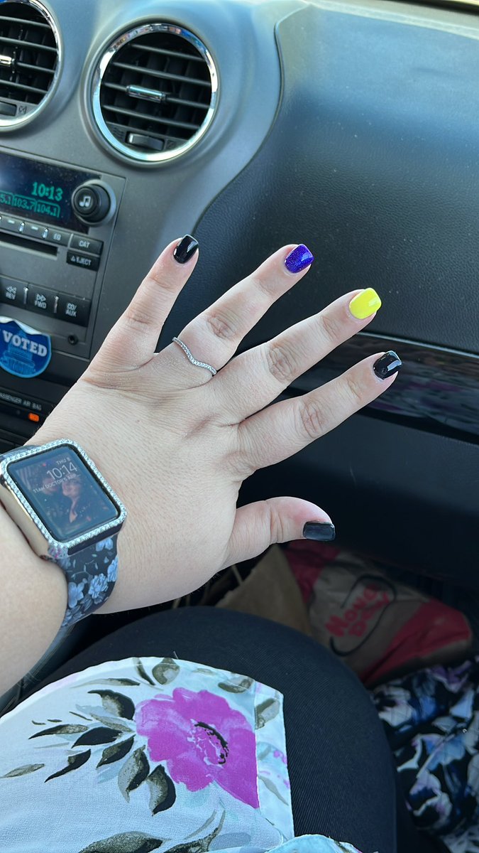 InfamousLadyD's tweet photo. I love nail day #RoyalColors https://t.co/Q7SGjViqox