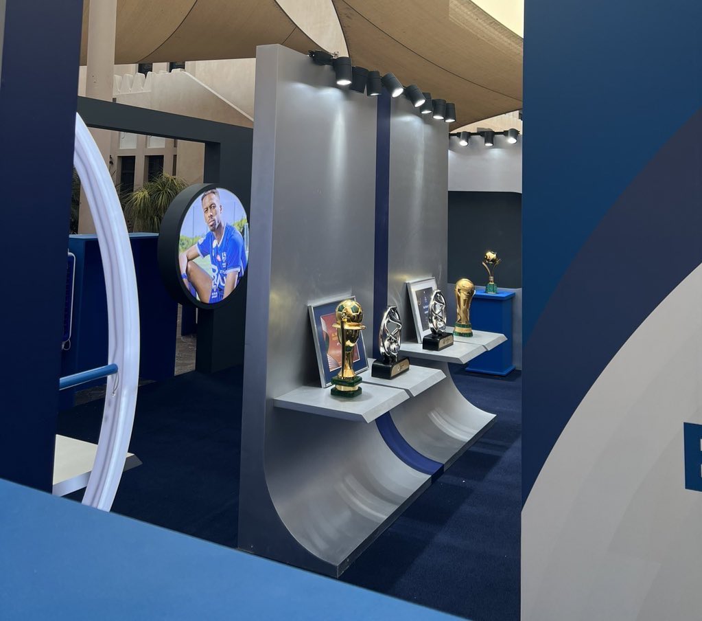 medhatshlaby's tweet photo. هذا هو سبب اختيار الهلال لبطولة #كأس_سوبر_لوسيل بطولاته الاسيوية و المحلية انت متخيل لو دعي النصر هيعرض ايه في المعرض خرقة والا ورقة ترشيح 😁 https://t.co/O0z7NRqcwS