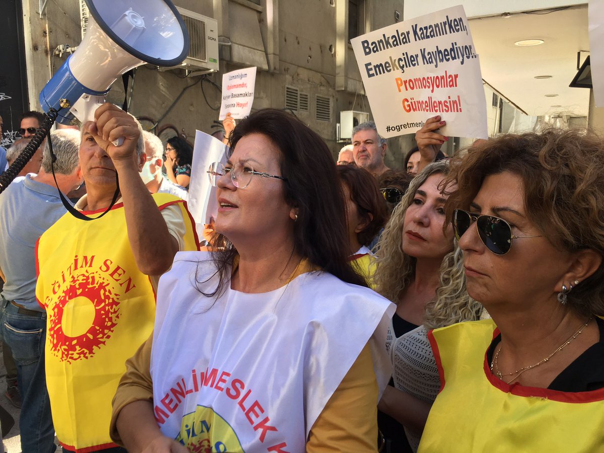 egitimsen's tweet photo. Öğretmenlerin haklı taleplerine günlerdir kulaklarını tıkayanlar basın açıklamasını engellemeye çalışıyorlar. Ama bilmiyorlar ki Eğitim Sen susmaz, korkmaz,boyun eğmez!
Birleşirsek kazanırız!
#egitimsenledayanısmaya
#ogretmenlercozumıstıyor https://t.co/si0j9vcuGN
