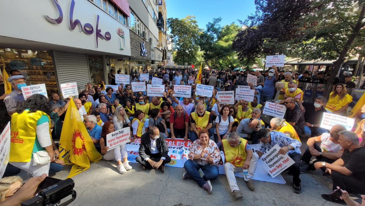 egitimsen's tweet photo. Öğretmenlerin haklı taleplerine günlerdir kulaklarını tıkayanlar basın açıklamasını engellemeye çalışıyorlar. Ama bilmiyorlar ki Eğitim Sen susmaz, korkmaz,boyun eğmez!
Birleşirsek kazanırız!
#egitimsenledayanısmaya
#ogretmenlercozumıstıyor https://t.co/si0j9vcuGN