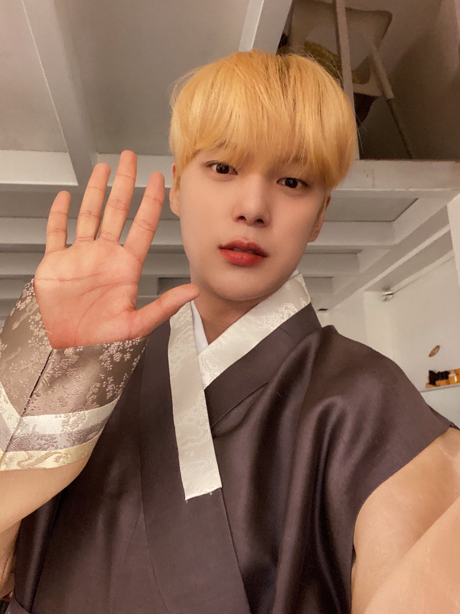 ddolggom's tweet photo. 추석 맞이 민혁이 한복 셀카 타래 https://t.co/BgjXGRgzFi