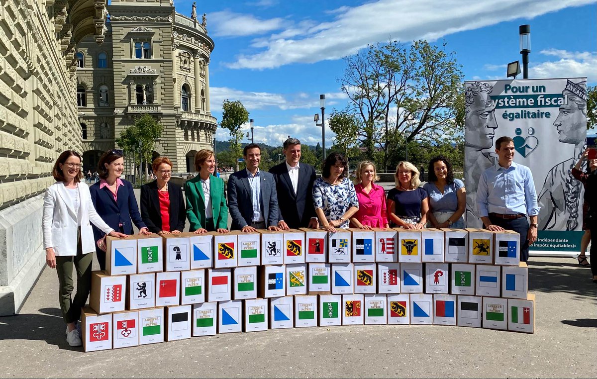 FDP_Liberalen's tweet photo. Geschafft!💪 Mit 112'679 gültigen Unterschriften wurde heute die Initiative für die #Individualbesteuerung durch die @FDPFrauenCH  eingereicht. Dieser grossartige Erfolg ist ein wichtiger Meilenstein auf dem Weg zu einer besseren Vereinbarkeit von Beruf und Familie. https://t.co/aWUOqUw3Kk