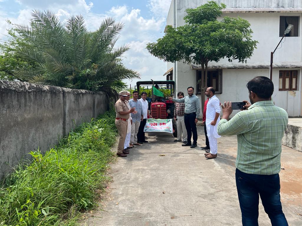 MaulikSharma11's tweet photo. આજ રોજ તાલુકા કક્ષાનો 73 મો વન મહોત્સવ તલોદ તાલુકાના મહીયલ ગામે બહેરા મુંગા પ્રાથમિક શાલામા ઉજવવામાં આવ્યો અને વ્રુક્ષ રથનું પ્રસ્થાન કરાવવામાં આવ્યુ.@sabarkanthadp @dipst2003 @CMOGuj @CollectorSK https://t.co/tPWOzzOvK7