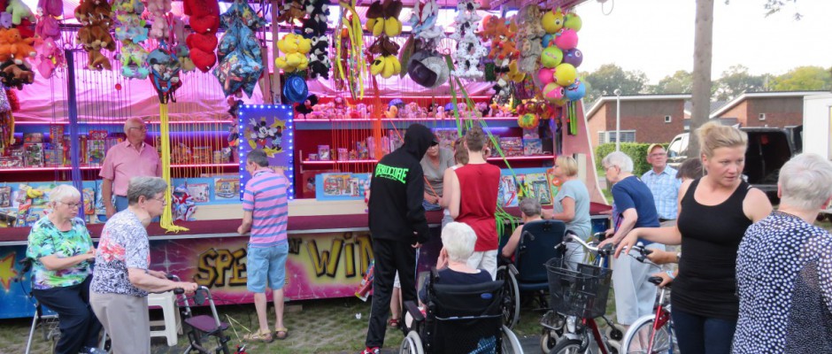 DTZC's tweet photo. De evenementen volgen elkaar in rap tempo op. Ná 'Op volle toeren de zomer door', de braderie op 't Bouwhuis en het motorspektakel op de LosserHof (mits droog weer morgen) is volgende week de jaarlijkse kermis op de LosserHof voor al onze cliënten. Wat een feest! #DTZC #kermis https://t.co/IOQxJaxL6j