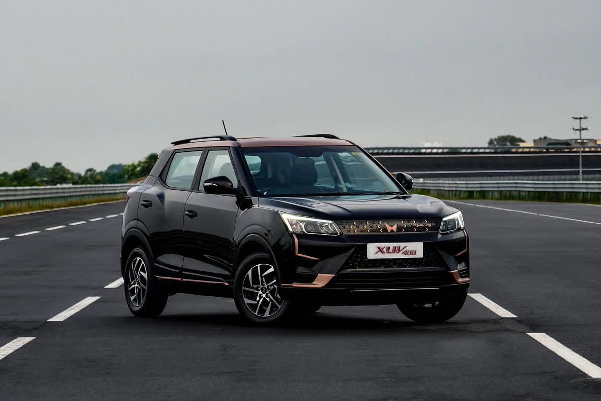 Motonomics1's tweet photo. Electrifying Debut of All New #xuv400 
Did you like the first look ?
@Mahindra_XUV400  #India #MahindraXUV400 @anishshah21 https://t.co/9UstgLpY80
