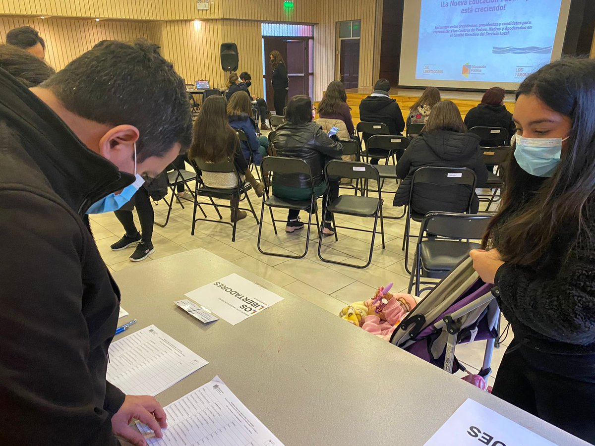 EduPublicaCL's tweet photo. ➡️División de Implementación de la DEP se reúne con representantes de centros de apoderados  de Conchalí, Quilicura, Quinta Normal y Renca para informarles sobre el proceso eleccionario de los Comités Directivos de los futuros Servicios Locales #LosLibertadores y #LosParques 🙌 https://t.co/DQoFGGJ0TS