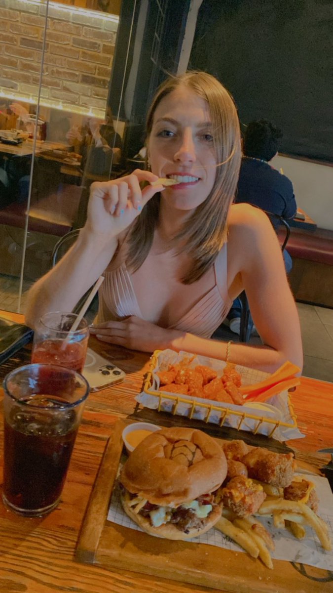 luismendozafit's tweet photo. Ella siempre asthetic😍🤤 https://t.co/RBtrHdAqIA