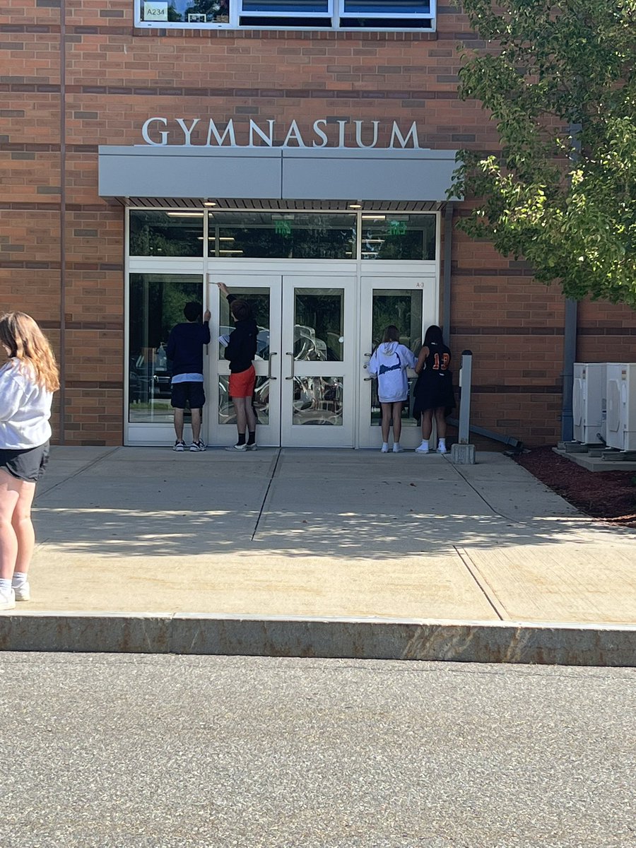 MrsTLLarkin's tweet image. #larkinchemkids learning metric measurements outside today #learnthroughprocess yup, driving the kids crazy today… height of builing in m, length of building in mm, etc etc 🤣 @UxbHSPrincipal