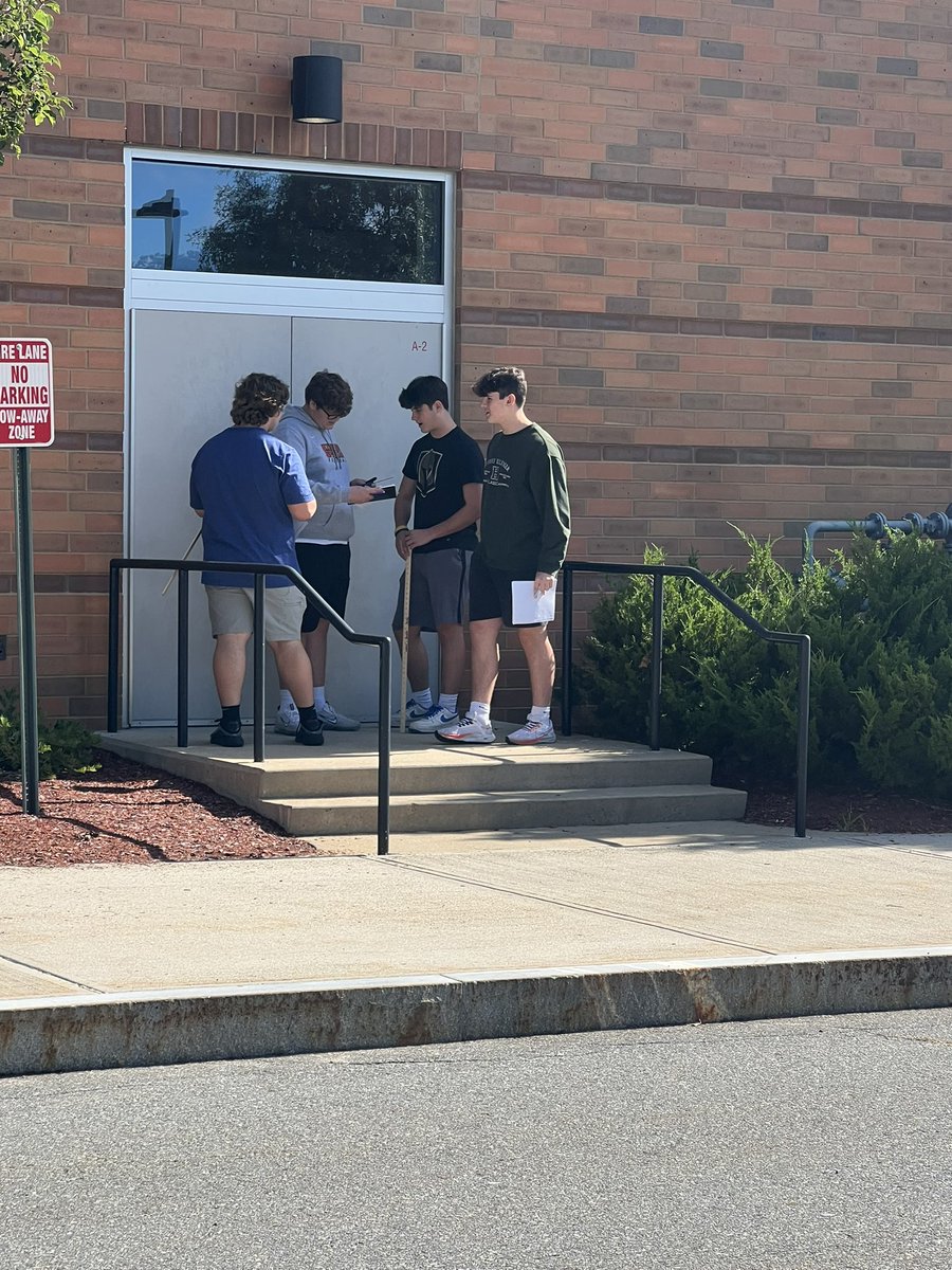 MrsTLLarkin's tweet image. #larkinchemkids learning metric measurements outside today #learnthroughprocess yup, driving the kids crazy today… height of builing in m, length of building in mm, etc etc 🤣 @UxbHSPrincipal