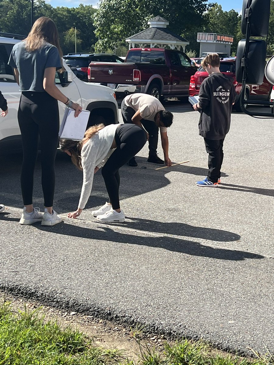 MrsTLLarkin's tweet image. #larkinchemkids learning metric measurements outside today #learnthroughprocess yup, driving the kids crazy today… height of builing in m, length of building in mm, etc etc 🤣 @UxbHSPrincipal