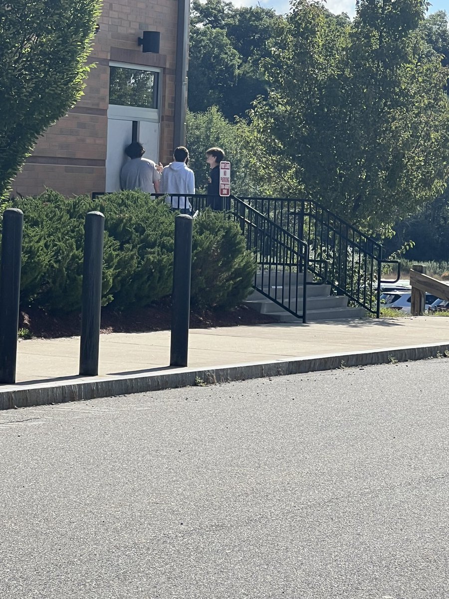 MrsTLLarkin's tweet image. #larkinchemkids learning metric measurements outside today #learnthroughprocess yup, driving the kids crazy today… height of builing in m, length of building in mm, etc etc 🤣 @UxbHSPrincipal