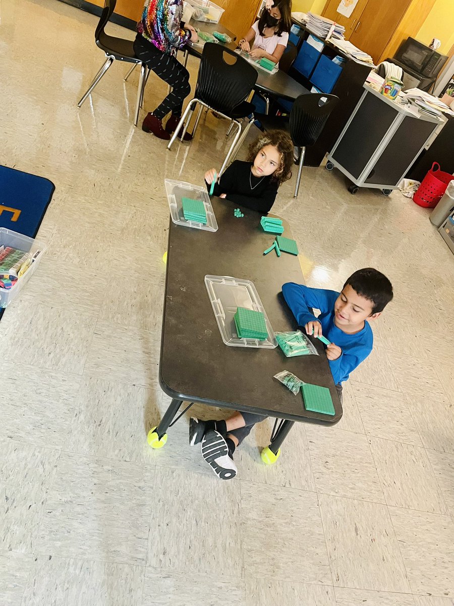 MrsMagallanes_'s tweet photo. we love using our 1:1 manipulative kits to represent numbers using base ten blocks! https://t.co/h3jORouGRY