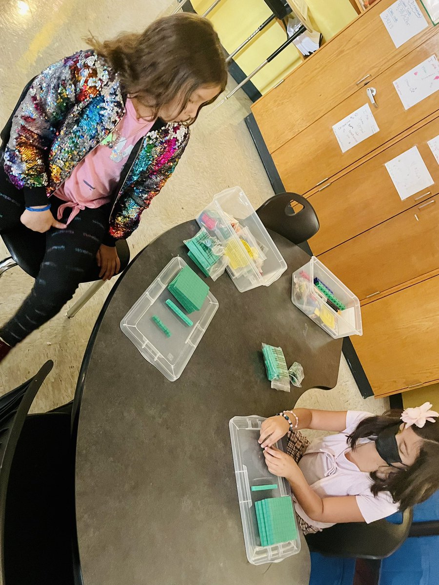 MrsMagallanes_'s tweet photo. we love using our 1:1 manipulative kits to represent numbers using base ten blocks! https://t.co/h3jORouGRY