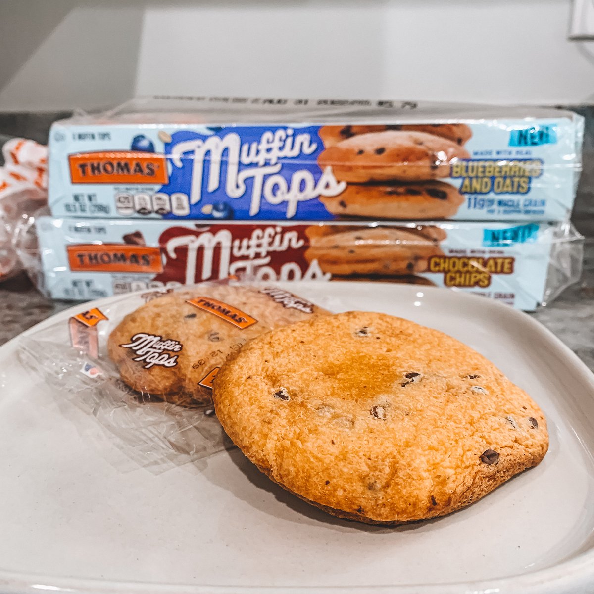 shespeaksup's tweet photo. Everyone knows that the best part of the muffin is the top! Lucky for us, @ThomasBreakfast released brand new Muffin Tops in Chocolate Chip and Blueberries and Oats. 😍 #ThomasMuffinTops #ad https://t.co/rufK1jmlw6