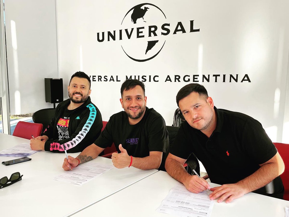 PabloIbanez4's tweet photo. 💥Y un día llegamos a Universal ! Gracias @aletarantoproducer @umpg_argentina @umargentina
#universalmusicargentina #tomydancerecords #universal #producers #djs #housemusic #techhouse #techno #melodictechno #back2thebeat #electronicmusoc #promixlive #musicrec #oxybeat https://t.co/Od2UOjZPNy