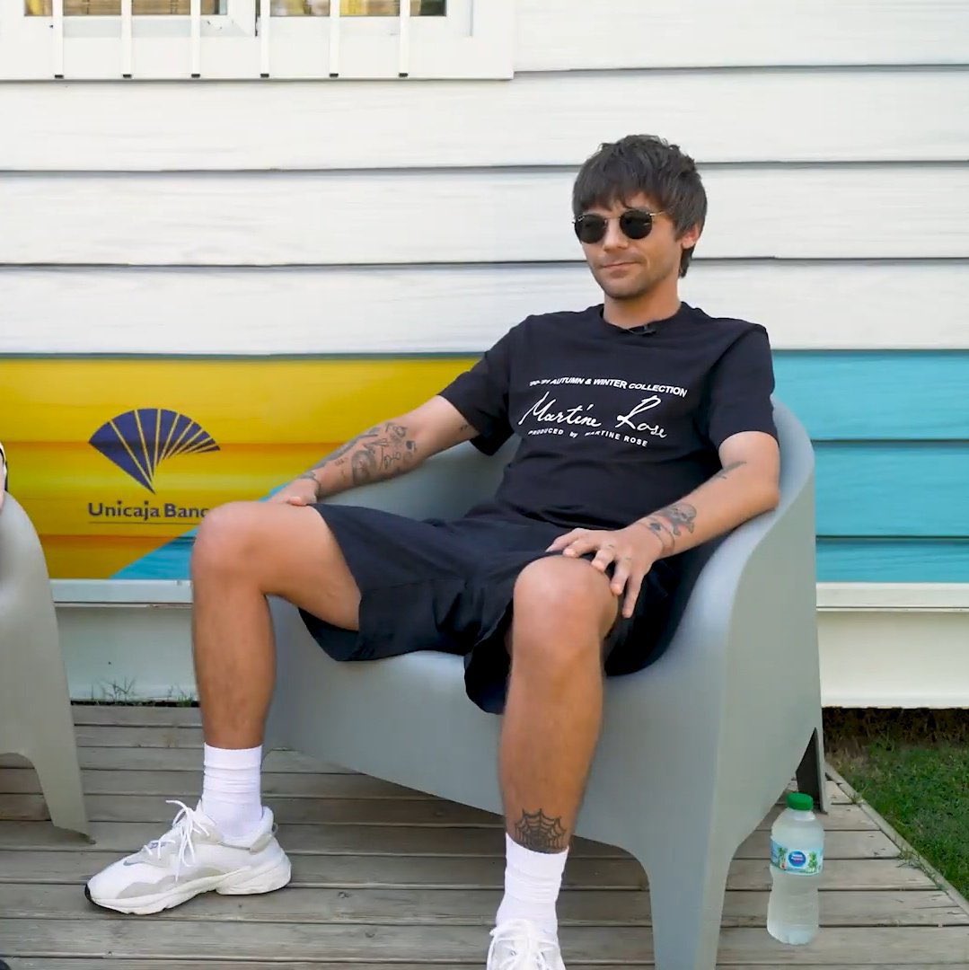HLNewsBr's tweet photo. 📸 | Minha nossa senhora da bicicletinha sem freio! 🥵 Louis para a NME.

via YouTube. https://t.co/AYQBD8l46j
