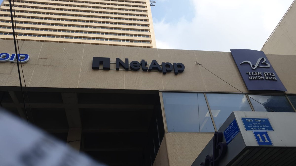 NetAppCloudData's tweet image. We’re cloud pioneers, but our sign at TLV is new.
Migdal Shalom has never looked so stunning! 😊

#LifeAtNetApp #cloud