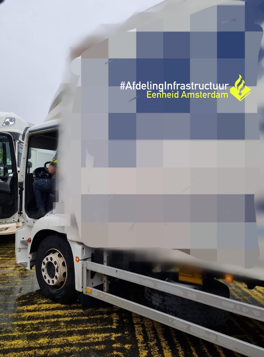 POL_TV_AM's tweet photo. 1/2 Vanochtend troffen wij op de #Heining een vrachtwagenchauffeur aan die reed zonder NIWO verklaring, chauffeurskaart en rijbewijs. Ook testte hij positief op het gebruik van drugs, waarvoor hij is aangehouden.
De werkgever zal ook gehoord worden als verdachte in deze zaak. https://t.co/SkVLhVFKO8