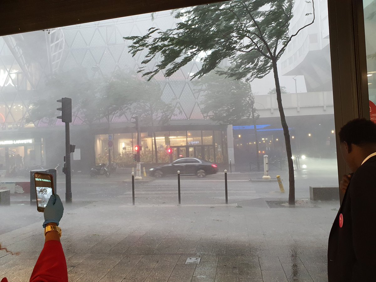 migsixties's tweet photo. 16 août 2020. Beaugrenelle. https://t.co/8Oy7Gyg1AA