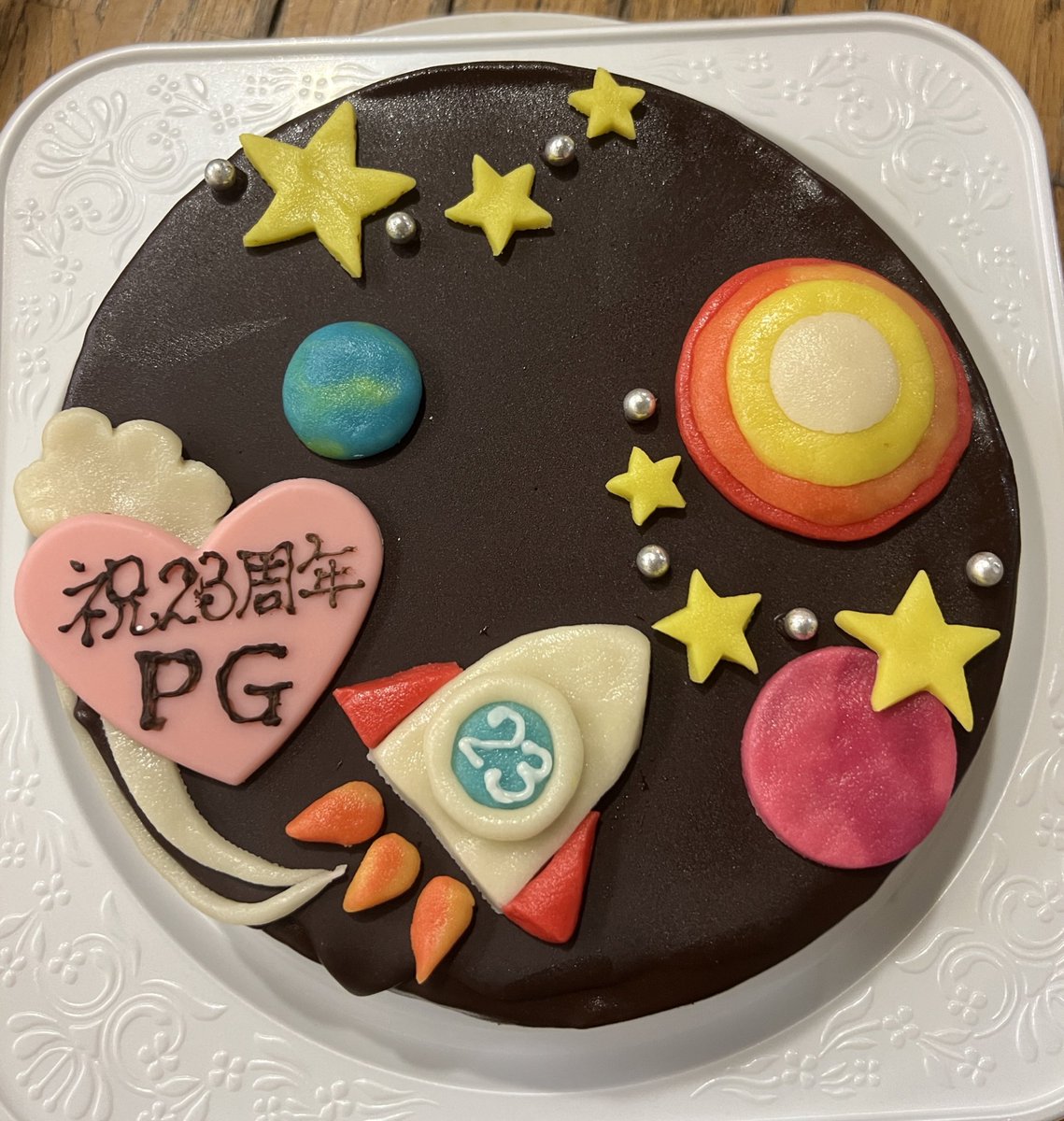 arx7_arbalest_'s tweet photo. @08452shino3 さん!毎回素敵なケーキです🎂
#ポルノグラフィティ23周年おめでとう
#pg23rd
#ポルノグラフィティ祝23周年のケーキ https://t.co/I6aVpIaSpM