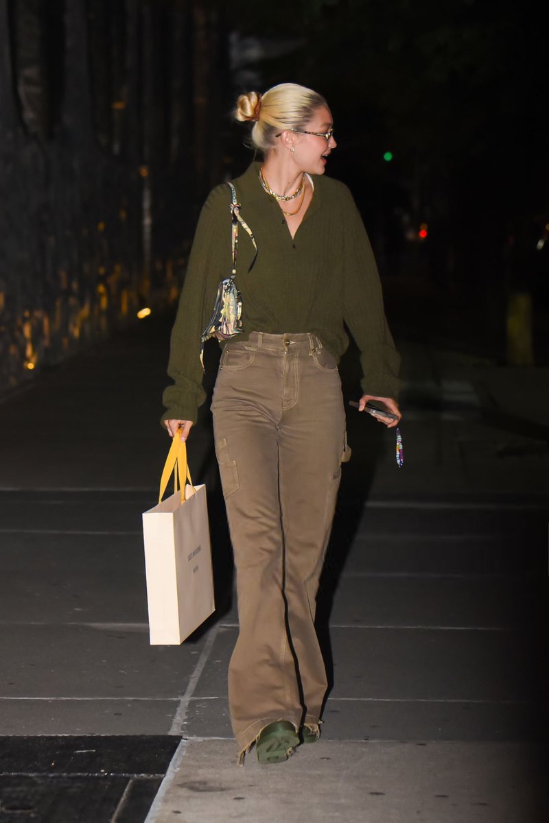 📸 || Gigi Hadid ayer en SoHo, Nueva York! Mas fotos hadidgigiarggallery.art.blog/2022/09/07/gig…