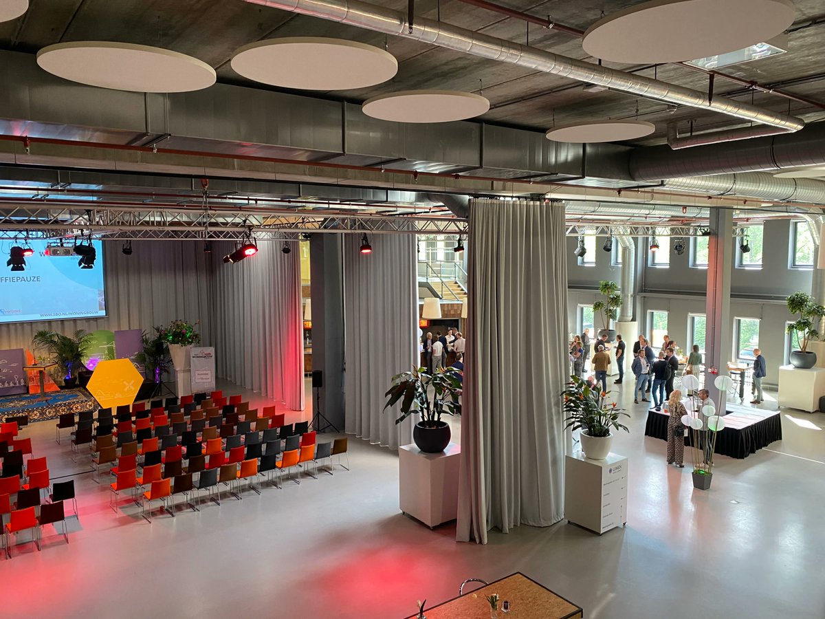 👨‍💼  𝗖𝗢𝗡𝗚𝗥𝗘𝗦𝗟𝗢𝗖𝗔𝗧𝗜𝗘 | Het Centrale Plein is een perfecte ruimte om het nuttige met het aangename te combineren. Bijvoorbeeld zoals op de foto, met links van de gordijnen een plenaire opstelling en rechts alle mogelijkheid is voor een informele lunch of borrel.