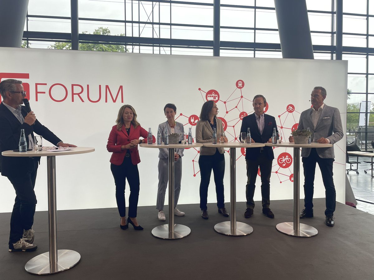 claas_stroh's tweet photo. Heute auf dem #bfp22 in #Hannover unterwegs. Hartmut Abeln von @tuevnord spricht dabei in einem Panel zur betrieblichen und urbanen Mobilität der Zukunft. #mobility #Digitalisierung https://t.co/1YhpkF4Bo9