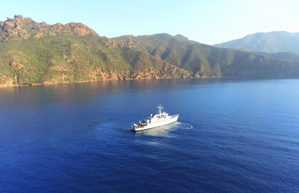 Premarmed's tweet photo. [#IntempériesCorse] Après le déplacement d'@HerveBerville, @MerGouv, le 25/08 en Corse, le VAE Boidevezi @Premarmed, déploie le chasseur de mines #Capricorne @MarineNationale pour tenter de relocaliser le navire du pêcheur décédé ds le golfe de #Girolata le 18 août dernier. https://t.co/a0WU7fNiXS