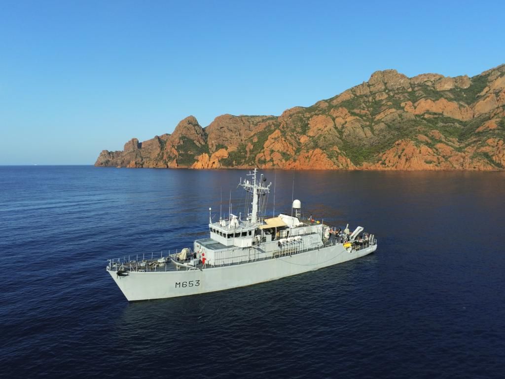 Premarmed's tweet photo. [#IntempériesCorse] Après le déplacement d'@HerveBerville, @MerGouv, le 25/08 en Corse, le VAE Boidevezi @Premarmed, déploie le chasseur de mines #Capricorne @MarineNationale pour tenter de relocaliser le navire du pêcheur décédé ds le golfe de #Girolata le 18 août dernier. https://t.co/a0WU7fNiXS