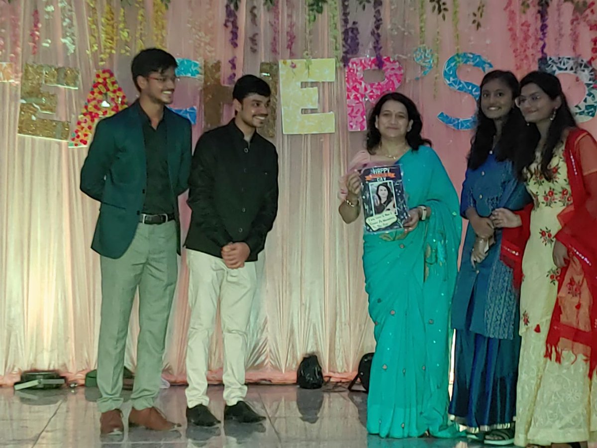 asmcbasti's tweet photo. Teacher's day celebration at @asmcbasti @MeUPGovt #UPDGME https://t.co/aPyO8rDn2c