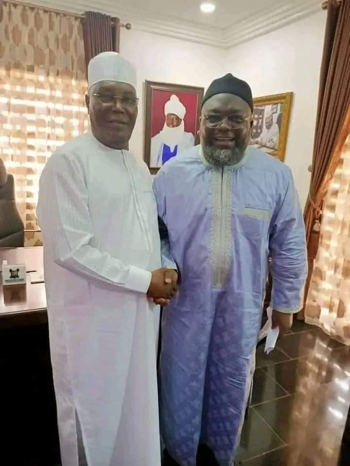 Cecorule's tweet photo. To All Good Nigerians, The picture below shows Atiku And A Terrorist Negotiator Which Was Arrested At Egypt Yesterday. 

Does this ring a bell ? 

Please Retweet this till it gets to Reno Omokri, we need explanation.

Arise TV • Abba Kyari • Sabinus • Boma • Saraki • Tinubu https://t.co/FRnnQYbfbe