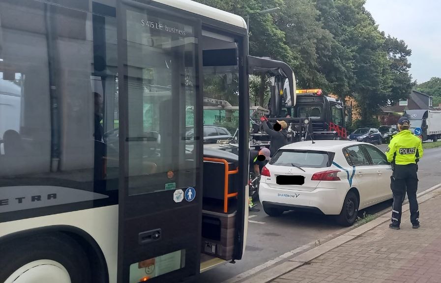 polizeiberlin's tweet photo. Zwei Schulklassen im #Wedding ziehen heute in ein anderes Gebäude um.
Einige Fahrzeuge versuchten sich als Schulbus zu tarnen und parkten auf der eigens für den Umzug eingerichteten Schulbushaltestelle. Unser #A17 ließ zusammen mit dem #Abschlepper die Tarnung auffliegen.
^tsm https://t.co/klVNqjgnP8