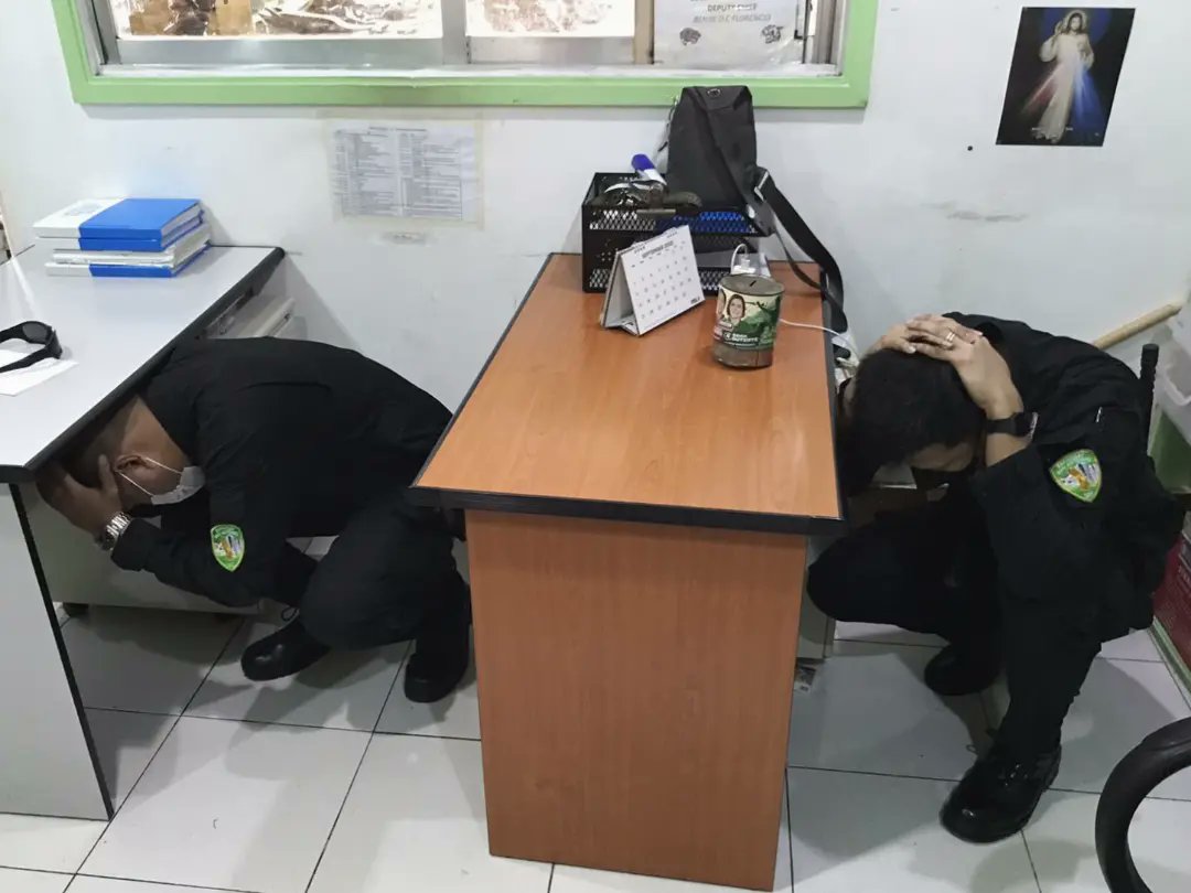 bsapasig's tweet photo. TODAY'S HIGHLIGHT: Participation of @bsapasig during the Nationwide Simultaneous Earthquake Drill (NSED). β
Pag may lindol, DUCK, COVER, HOLD. ππ»ββοΈππ»ββοΈ Nakiisa ba kayo sa drill, mga kabarangay? ππ» Share your photos dahil #BidaAngHandaBSA! πΈ
#NSED2022 #BidaAngHanda #ResiliencePH https://t.co/AEDoXmzpbP