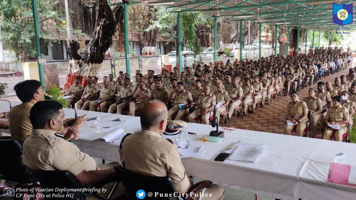 PuneCityPolice's tweet photo. #Pune, गणपती विसर्जन सुरळीत पार पाडण्यासाठी आम्ही कोणतीही कसर ठेवणार नाही

असा आहे आमचा बंदोबस्त:

✅ 8000 कर्मचारी
✅ 1200 CCTV
✅ SRPF &amp; होमगार्डच्या अतिरिक्त कंपन्या
✅ स्वयंसेवक

Request Citizens to ensure Traffic Restrictions are followed. Tracking page'll be shared shortly https://t.co/esK0p8OdWh