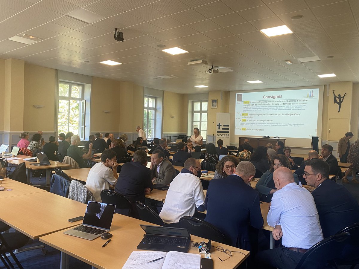 DDEC_35's tweet photo. Assemblée générale des chefs d’établissement de collèges et de lycées : travail autour de la confiance, thème d’année, et plus particulièrement aujourd’hui sur la relation de confiance avec les familles. ⁦@apel_35⁩ https://t.co/vkLyiftsl0