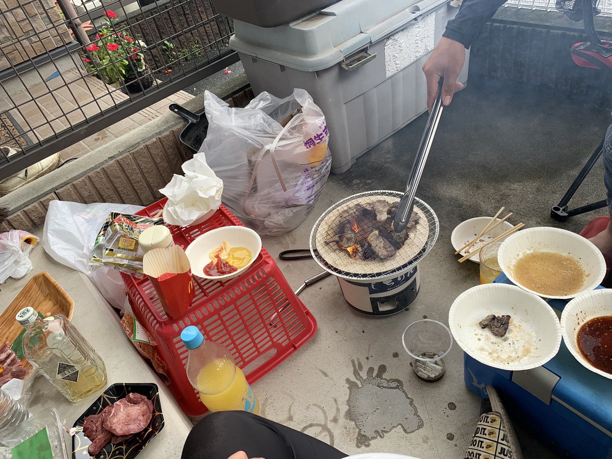 52_0731's tweet photo. 若手従業員３人で
しっぽり七輪
一名夏休み中

こうゆうのが大事なのよ
仕事中は話してばっかだけど
仕事以外では若手の話を聞く側に徹します「ただ呑んでるだけw」 https://t.co/6OvhtLCWN0