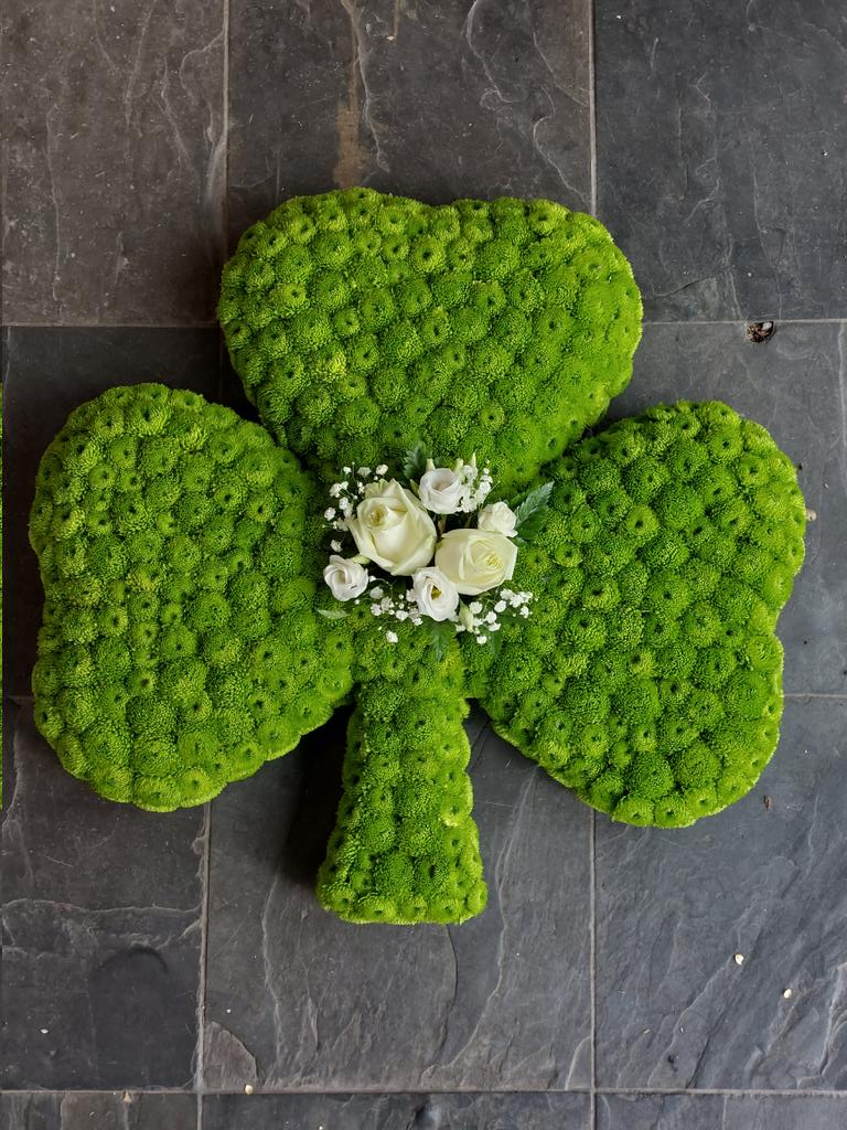 Branchflorist's tweet photo. Shamrock tribute which I loved creating for one of our customers loved ones ☘️

#shamrock #floraltribute #flowercreation #funeralflowers #tributeflowers #sthelens #florist https://t.co/Ah15Pct06J